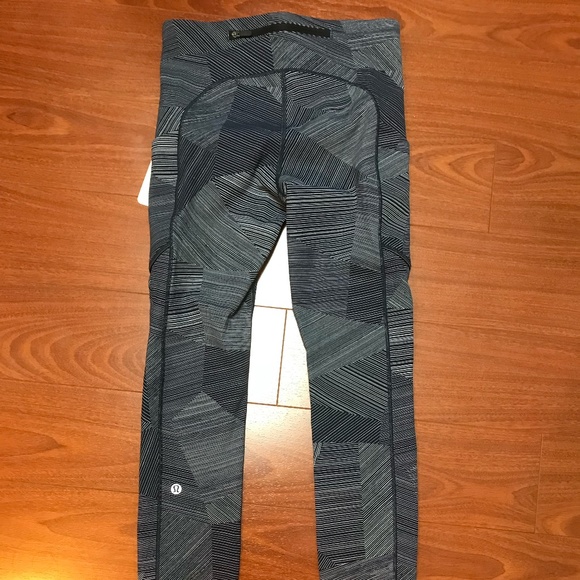 Lululemon Leggings Size 4 (NWT) - Priced to Sell - Picture 4 of 5